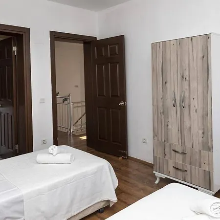 2 Brspacious House With Garden Apartament