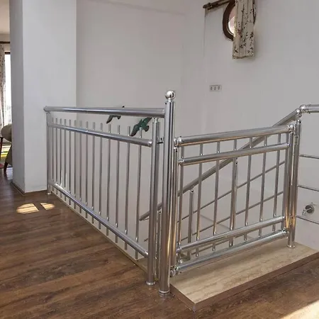 2 Brspacious House With Garden Appartement