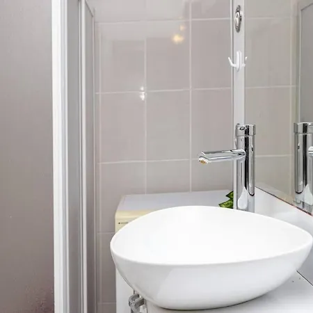 2 Brspacious House With Garden *
